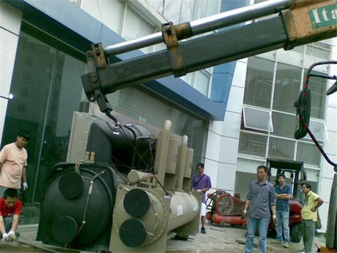 定陶区随车吊和汽车吊的核心区别是什么？哪种更省钱？